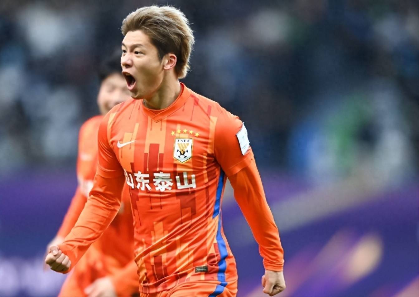 关于山东鲁能客场逼平大连一方，保持不败纪录的信息